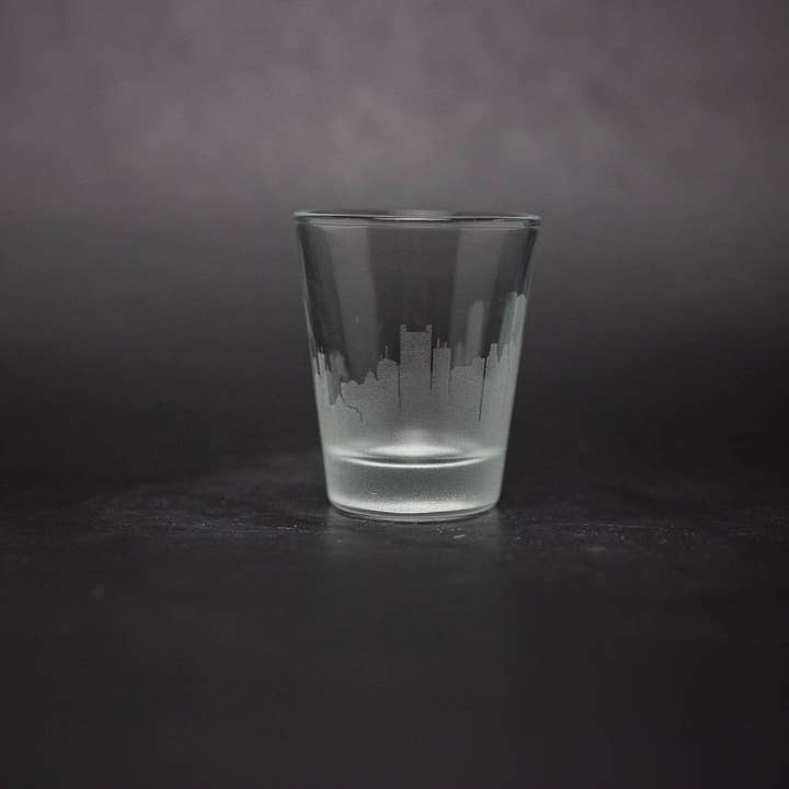 Gafas de tiro Skyline de Boston, Massachusetts, grabadas, 2 onzas para venta al por mayor de Urban & Etched