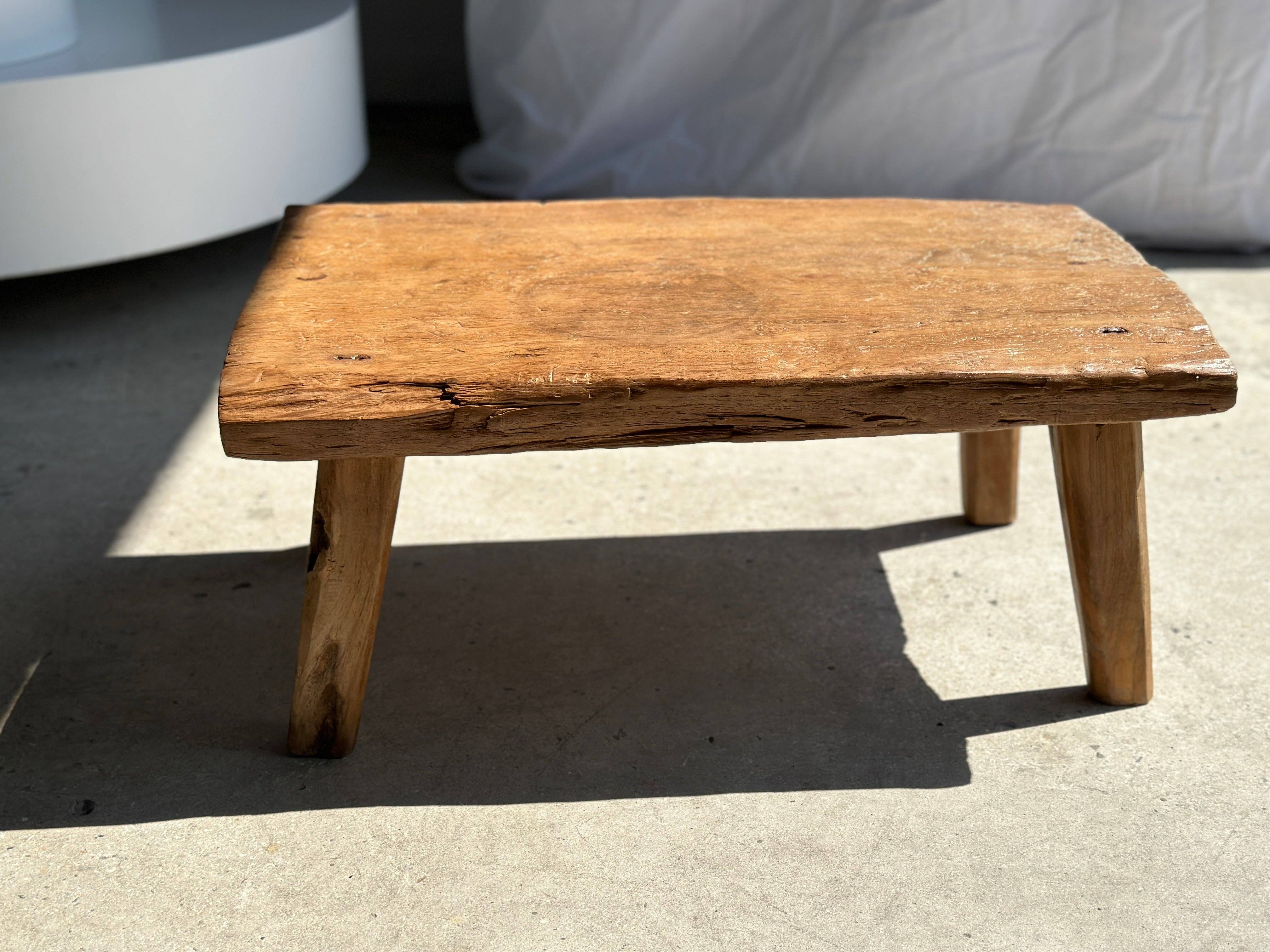 Office Objets – Großhandel Beistelltisch – Kleiner leichter Couchtisch aus hellem Teakholz mit vier Beinen H: 30 L: 63,5 B: 40 cm59