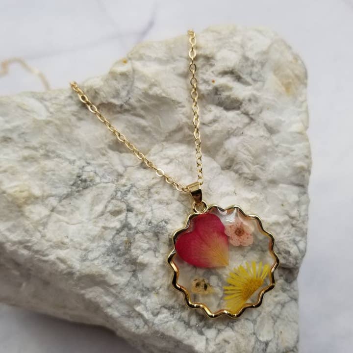 Dried Floral Sunflower Necklace and other Purchase Wholesale eternal. Free Returns & Net 60 Terms on Faire trending on Faire.