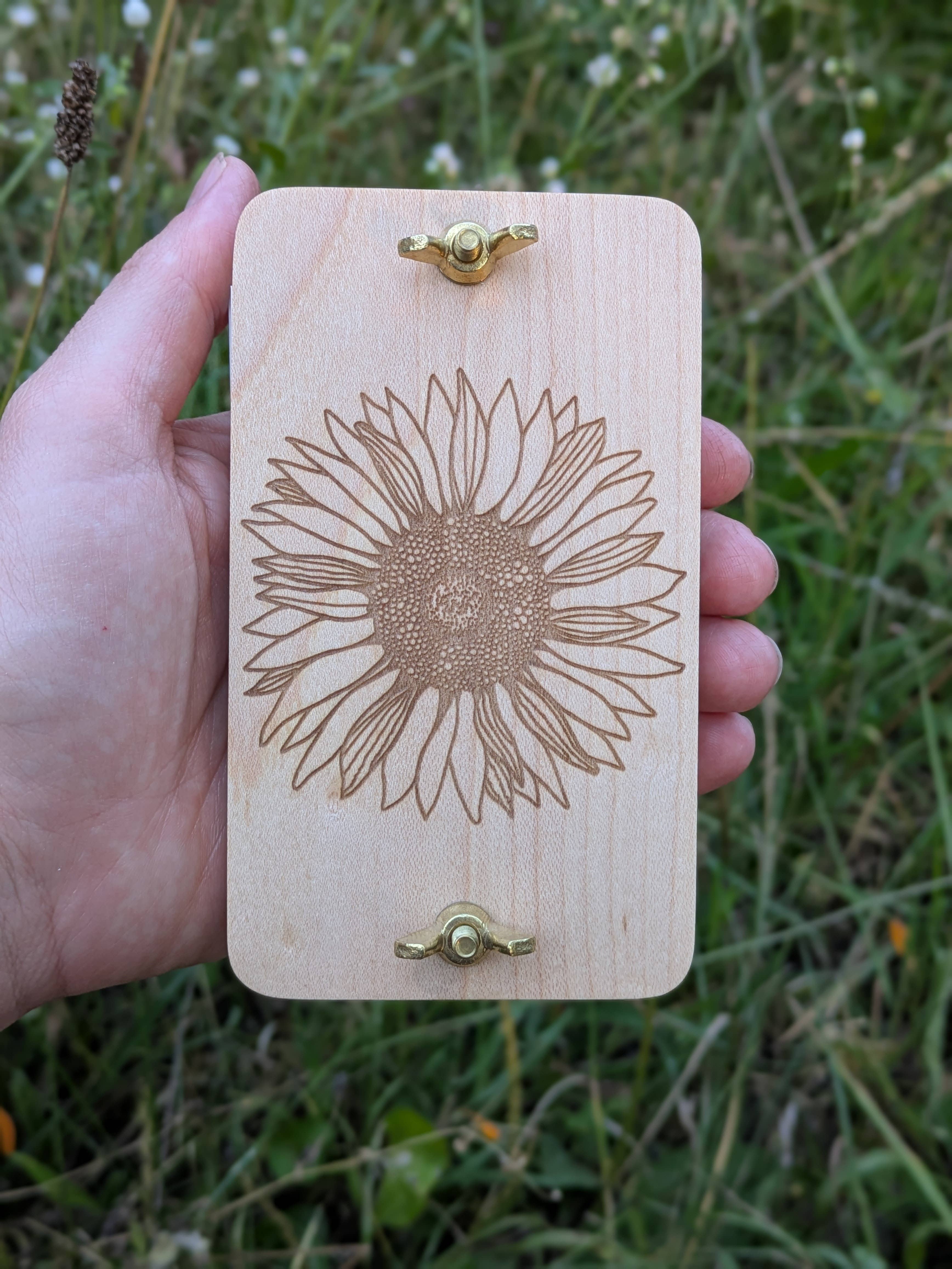Macon Makes - Vente Kit de bricolage - Presse à fleurs de poche avec motifs dessinés à la main assortis | 3"x5"6