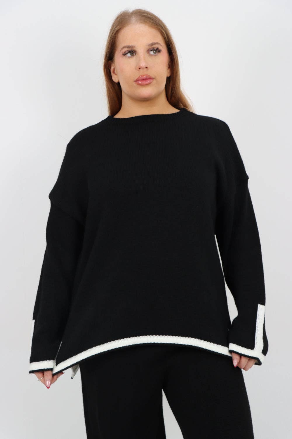 Miss Bold – wholesale Mjukisset – Dam – Italienskt oversize stickat set med kontrasterande kanter2