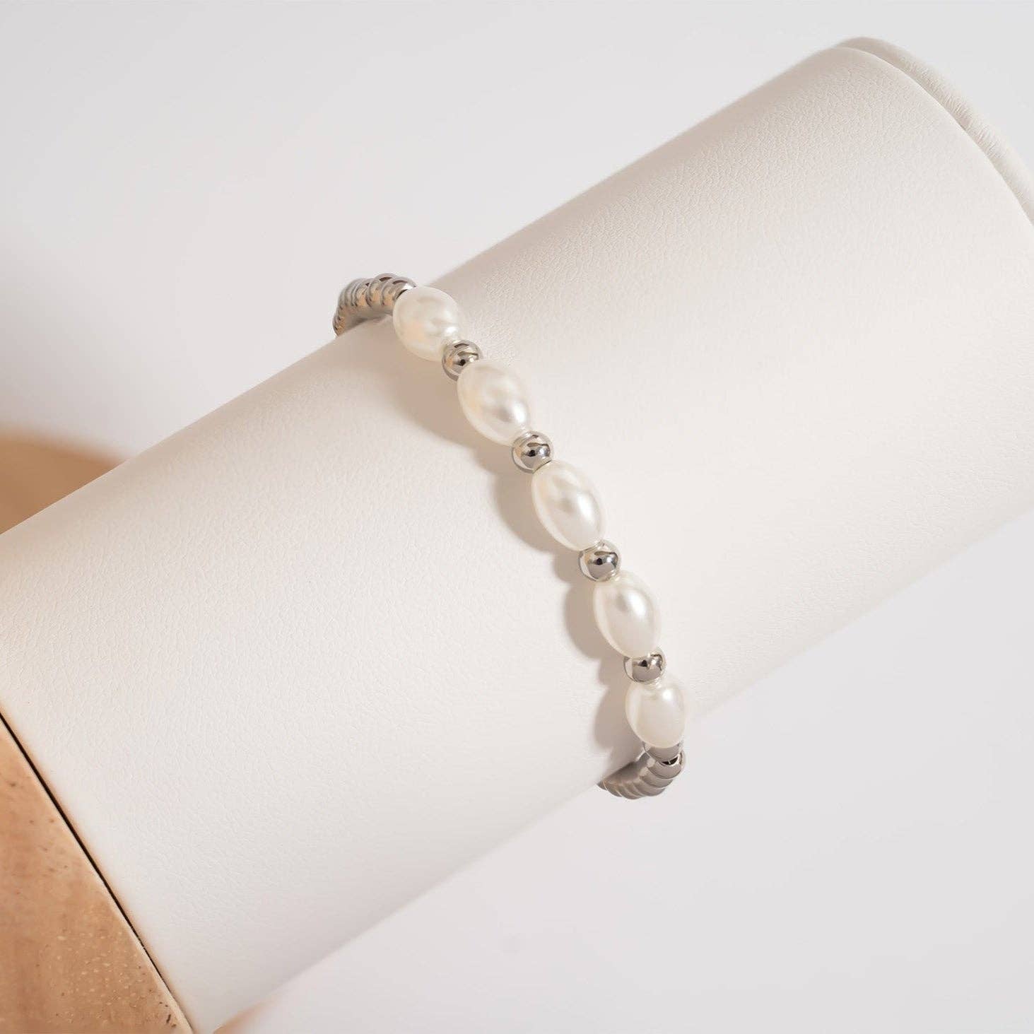 WJW - Vendita all'ingrosso Bracciale con perline - Bracciale elastico con perle di vetro Kiska 8mm in oro 18K PVD4