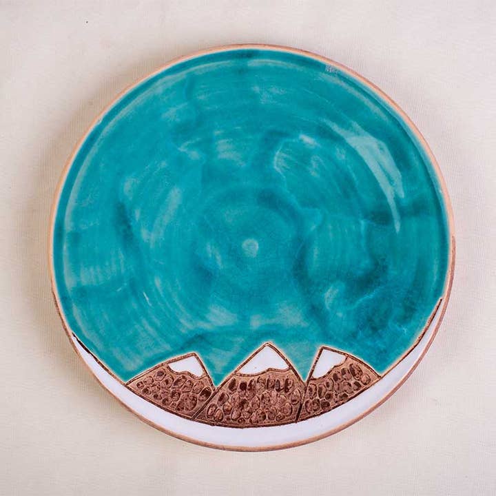 Assiette artisanale Mountains 23 cm pour la vente par Pretty Plate