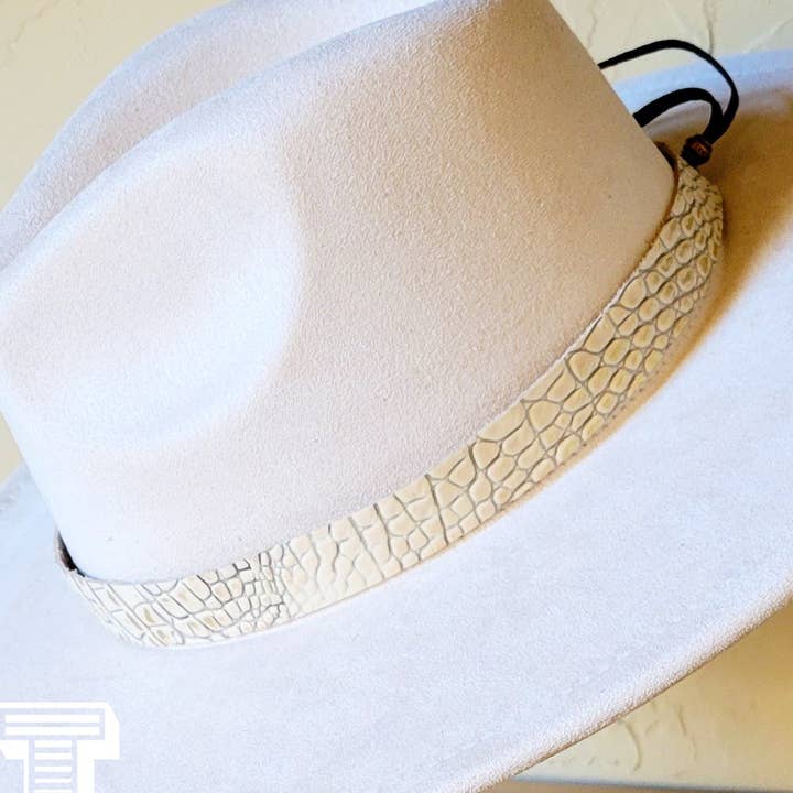Chapeau en cuir gaufré Gator blanc et doré, seulement 951 g pour la vente par The Jewelry Junkie