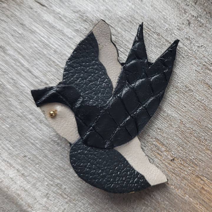 Broche de andorinha em couro reciclado e banhado a ouro por atacado de Onëhj