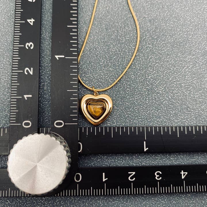 Mio Queena - Vente Colliers à pendentif - Collier en acier inoxydable doré avec breloque en forme de cœur en pierre - FGS4