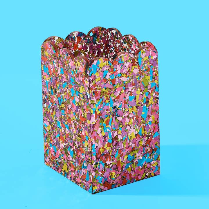 POUR LE PLAISIR - Porte-stylo / crayon festonné - Confettis joyeux pour la vente par Taylor Elliott Designs