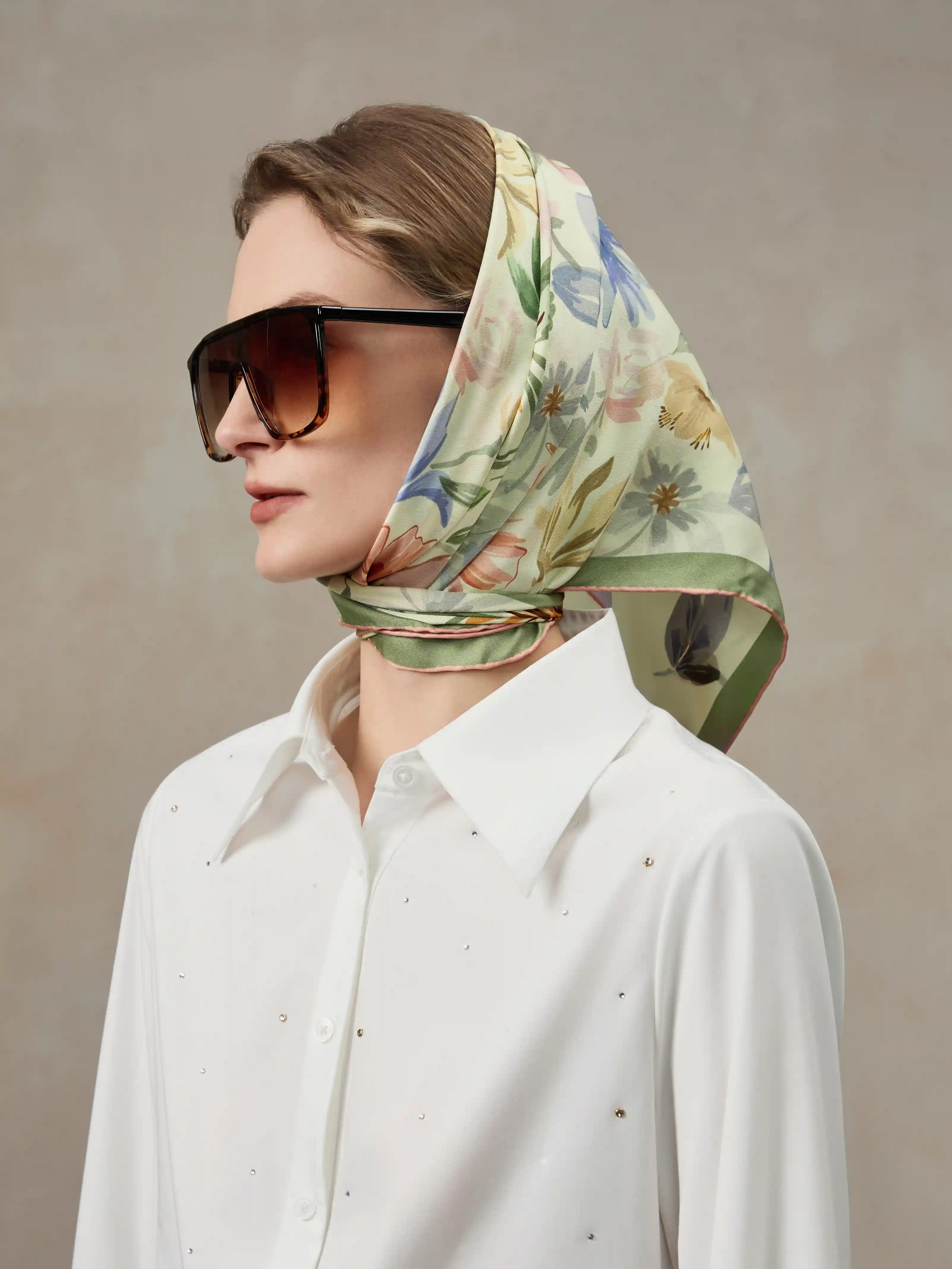 ASYII – Großhandel Schal – Damen – Bedrucktes Seidentwill-Quadrat mit Blumenmuster2