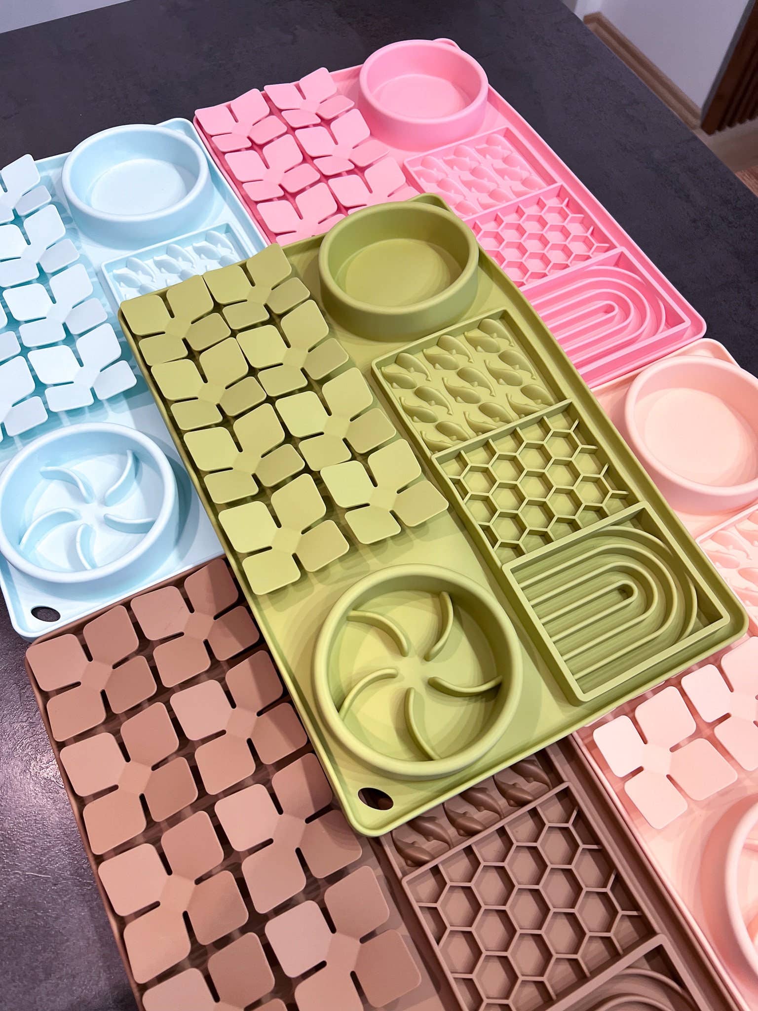 Doggotique - Vendita all'ingrosso Tappetino sottociotola per animali - Cane - Tappetino da alimentazione XL e tappetino leccaleccare per cani grandi con ciotola rallentatrice3