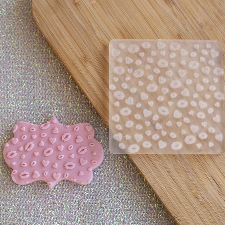 Embosseur de Fondant Motif Lèvres et Cœurs pour la vente par Harwill and Fox