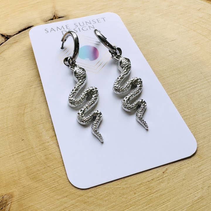 Slangen Huggie Hoepeloorbellen Goth Punk Hekserige Trendy Sieraden voor wholesale door Same Sunset Design