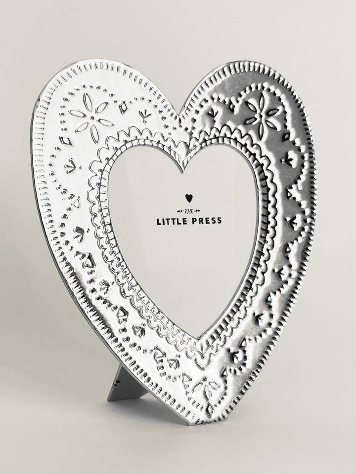 Faux tin ~ Hjerte rejse-/skrivebordsramme ~ sølv for engroshandel hos THE LITTLE PRESS