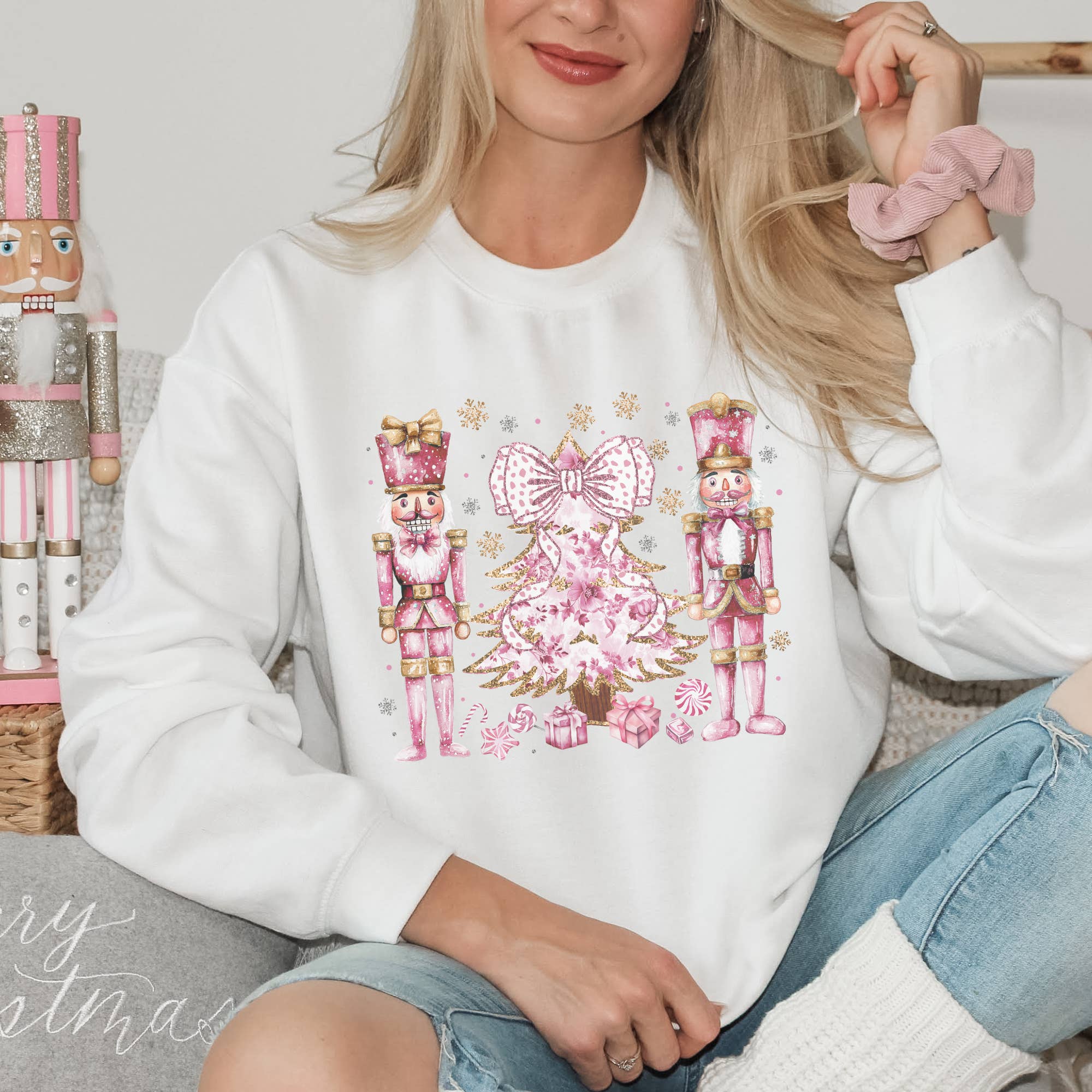 Trendznmore - Modern Graphic Apparel - Vendita all'ingrosso Felpa stampata - Donna - Bella felpa natalizia rosa Schiaccianoci