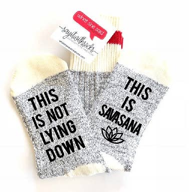 Estas são meias de Savasana por atacado de What She Said Creatives