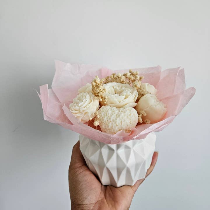 Flower Bouquet Wickless Scented Candles with Jesmonite Vase for wholesale by bel-jewelry