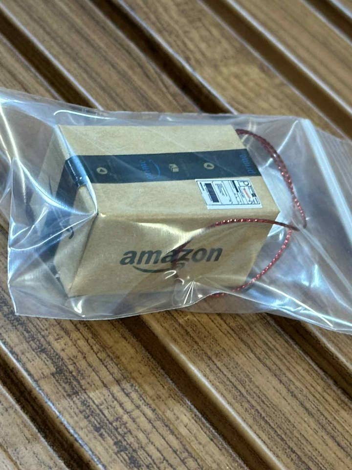 Ornamenti natalizi mini ispirati alla scatola di Amazon Prime per la vendita all'ingrosso da parte di Arcfo Jewelry