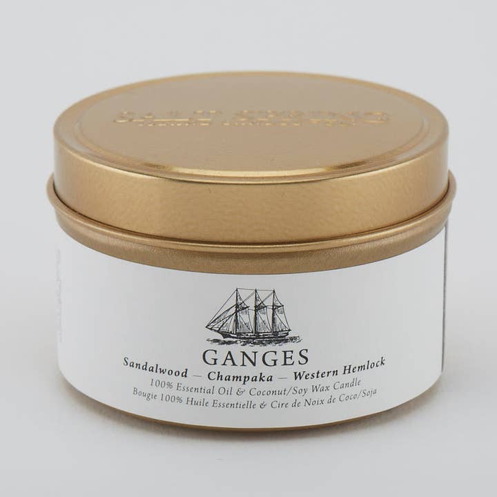 6 ounce Stearinlys Tin - GANGES - Sandeltræ - Champaka - W. Skarntyde for engroshandel hos Salt Spring Island Candle Co.