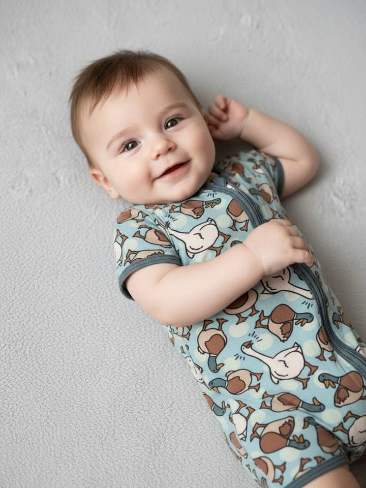 Combinaison Garçon Canard Canard Oie pour la vente par Mommy & Wren