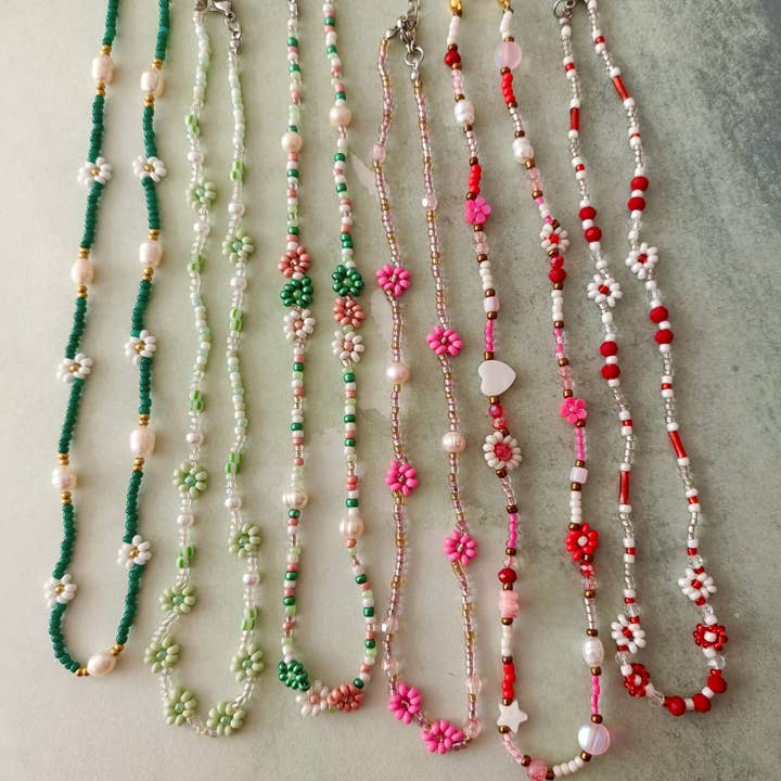Collares de cuentas florales coloridos hechos a mano - Tonos rosa y verde for wholesale by Kolorya