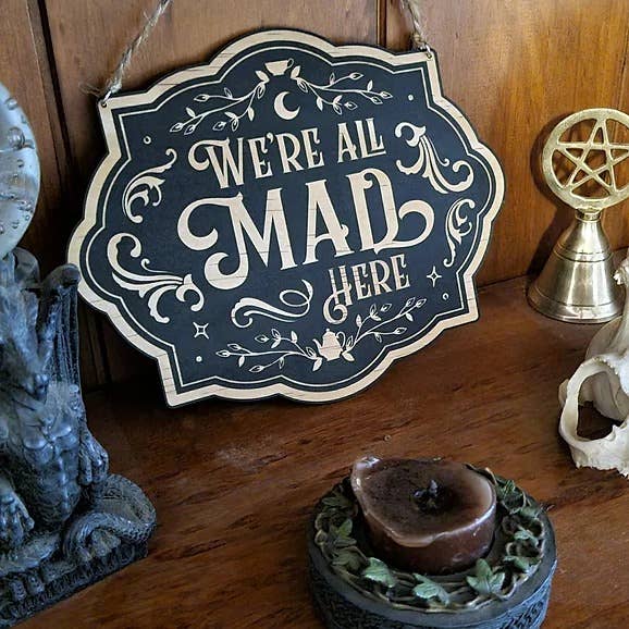 Yiska Designs – Engroshandel Skilt – Vi er alle gale her tegn2