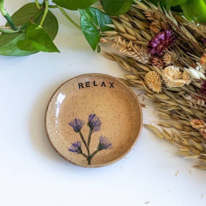 Tara Kothari – wholesale Smyckesfat – RELAX - Pressad blomma keramik smycken maträtt