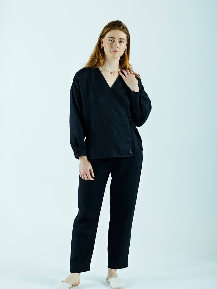 Wickelblus CHARLIE mörk natt för wholesale av Grenzgang - slow womens fashion made in the Alps