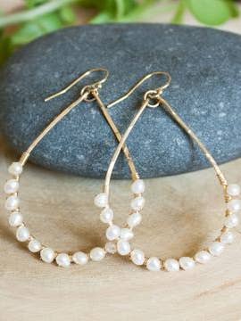 Orecchini con perle Kaia per la vendita all'ingrosso da parte di Pure Indigo Design