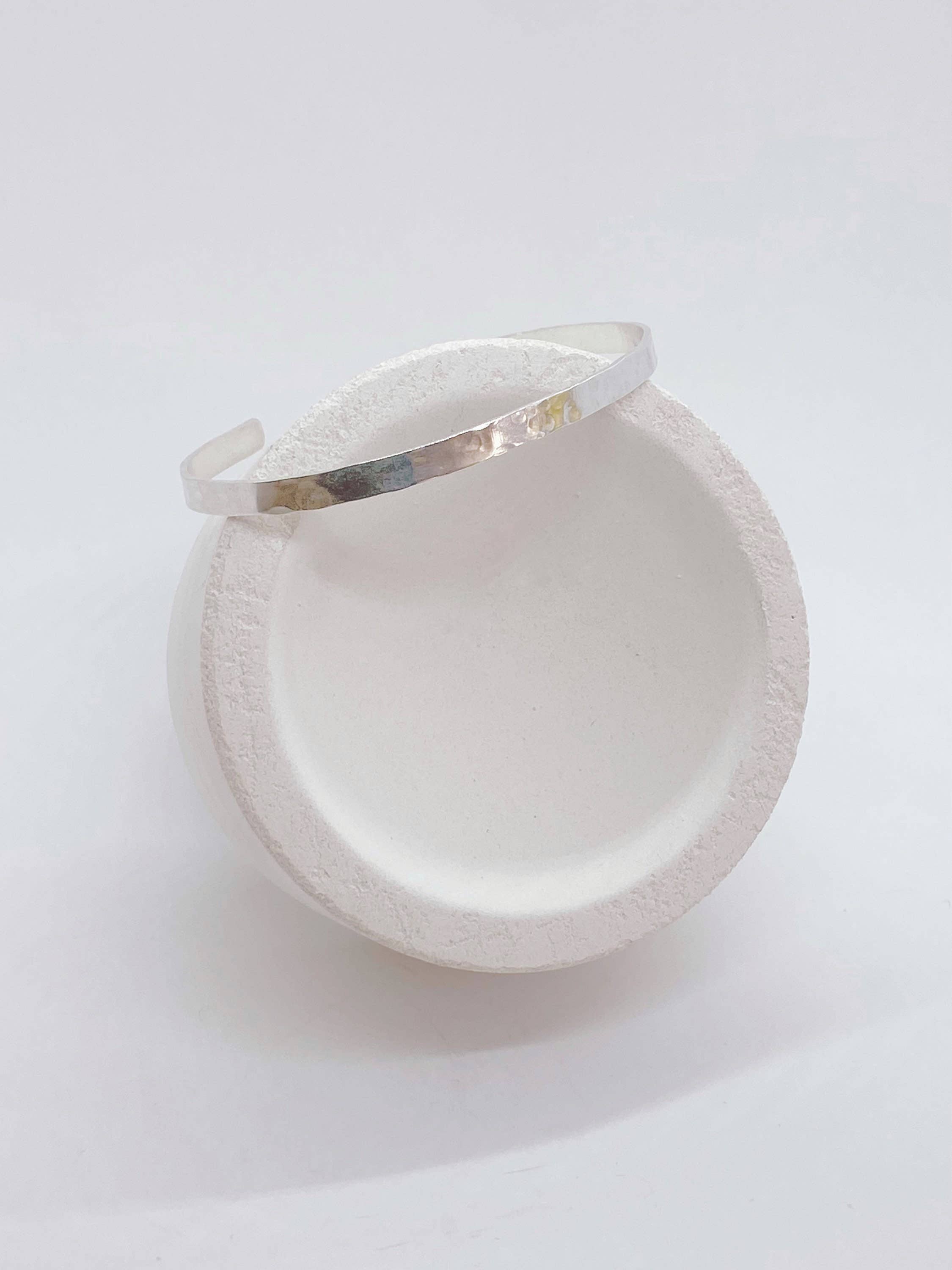 AVA Handmade Jewelry – Großhandel Manschettenarmband – Flach gehämmertes Manschettenarmband • Schmuck • Geschenk für sie • Dickes Armband • Sterlingsilber • 14-karätige Goldfüllung • anlaufgeschützt • Wasserdicht0