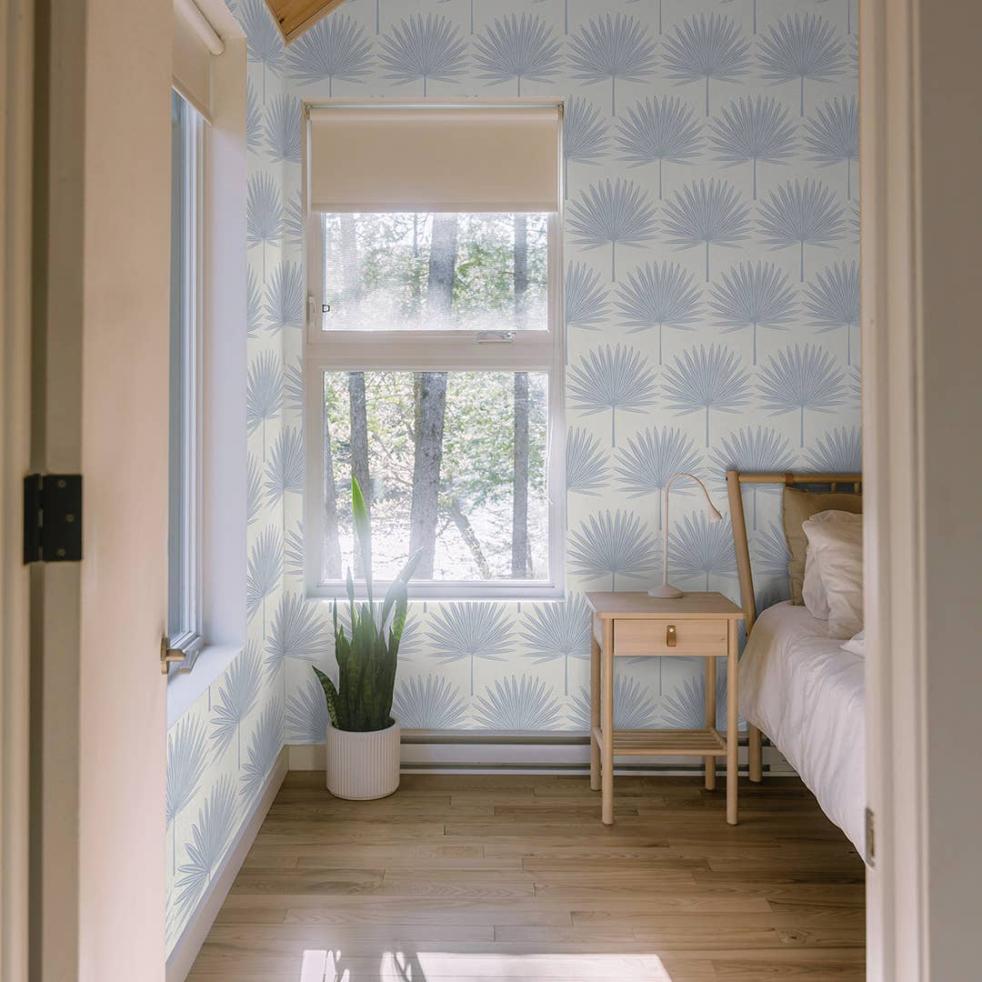 Blu Polvere e Bianco Sporco Carta da parati adesiva Palm Blue Stamped, 28 piedi quadrati in vendita all'ingrosso su Faire2