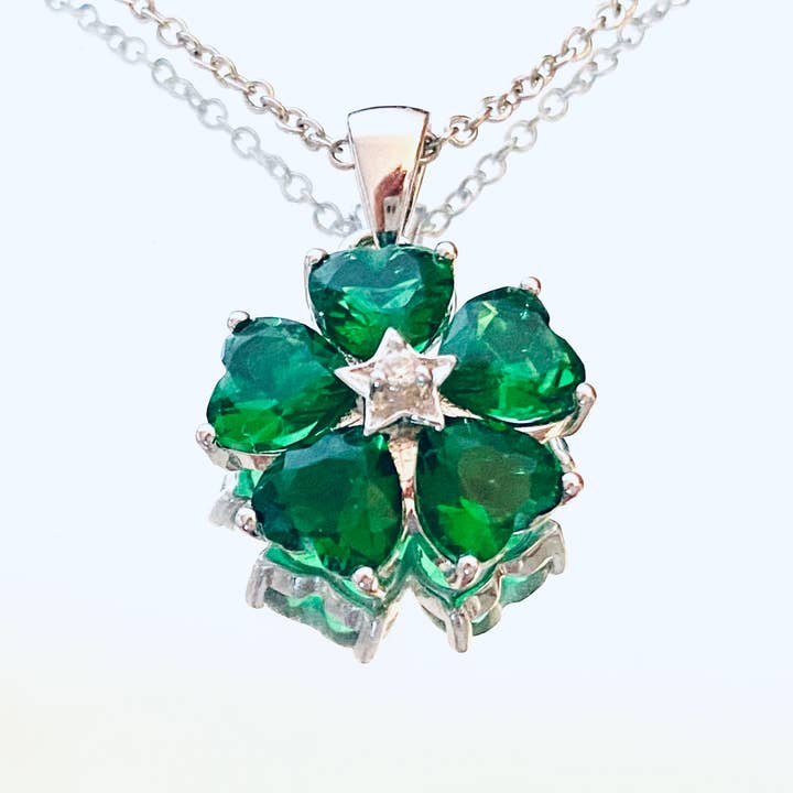 Pendentif en argent sterling avec cœur en hélénite florale et grappe pour la vente par Twan Kee Jewelry