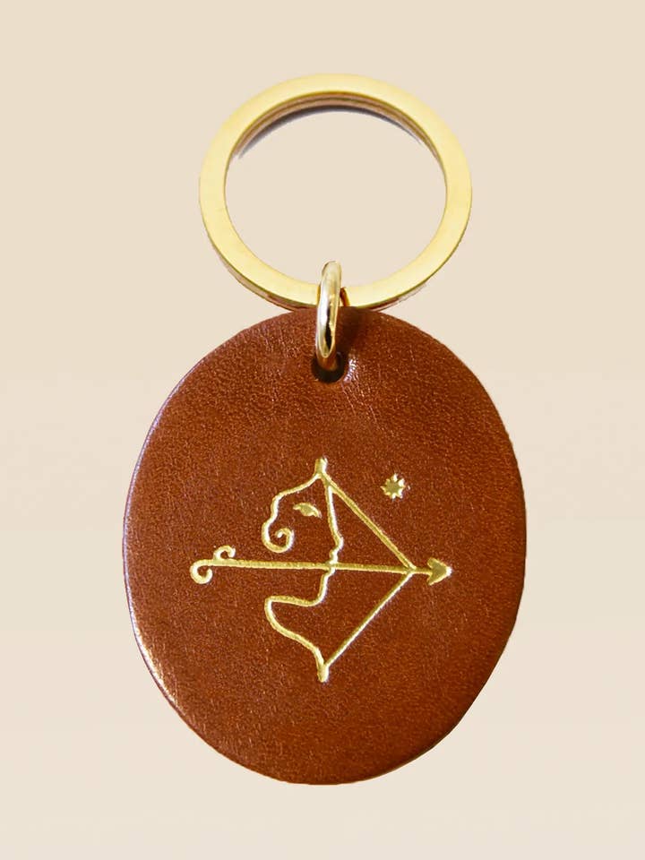 Porte-clés astro en cuir camel Sagittaire pour la vente par FAUVETTE PARIS