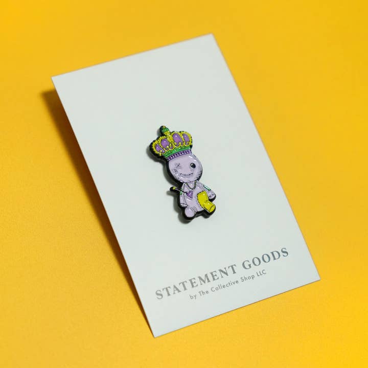 Épingle en émail Poupée vaudou Mardi Gras pour la vente par Statement Goods