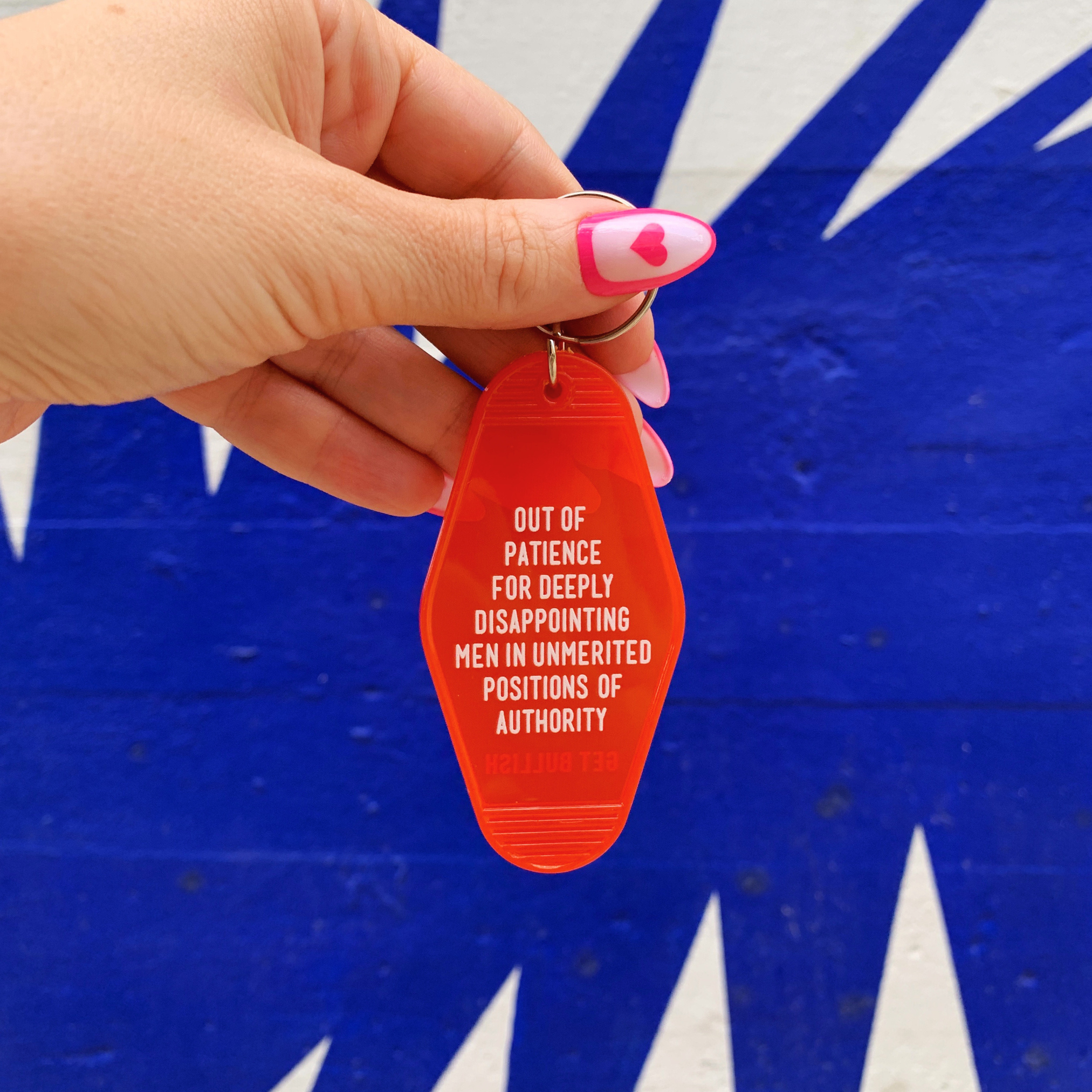 GetBullish – Porta-chaves - Mulher por atacado – Porta-chaves de Motel Feminista "Sem Paciência" em Vermelho5