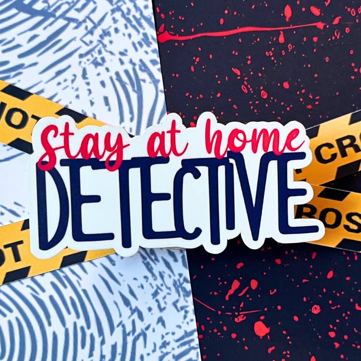 Autocollant en vinyle laminé imperméable Stay At Home Detective pour la vente par Forge de Sol