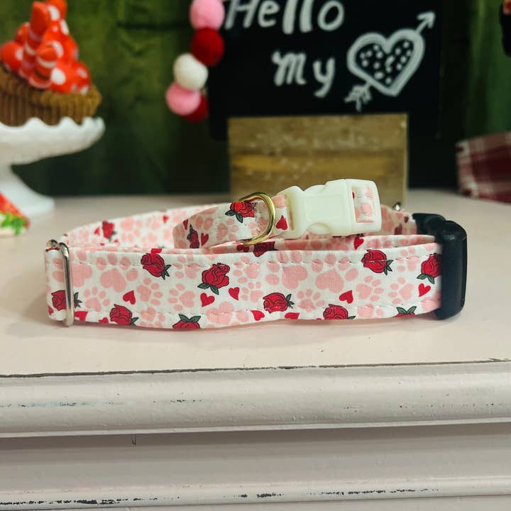 Collier pour chien de la Saint-Valentin - Collier cœurs et pattes pour chiens pour la vente par Little Barks Boutique