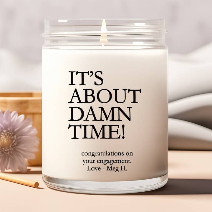 Det handler om Damn Time Candle, personlig forlovelsesgave for engroshandel hos Be The Light Candle Co.