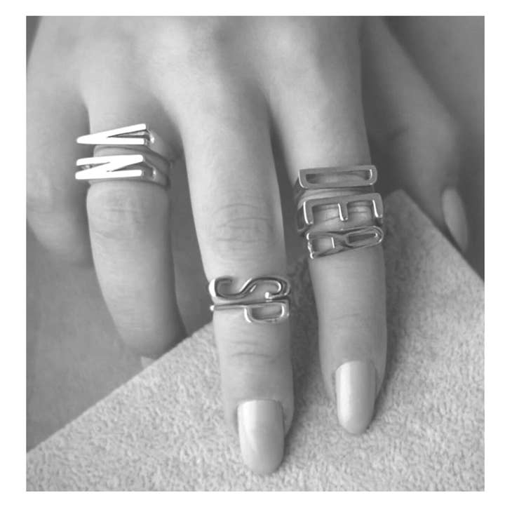 Bague "lettre" plaquée rhodium SR125 pour la vente par Sai Brazil