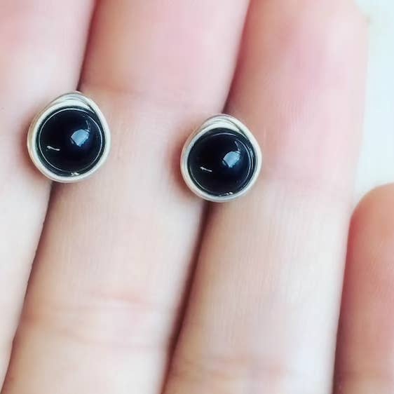 Puces d'oreilles Midnight - Onyx noir pour la vente par Blue Soul Designs