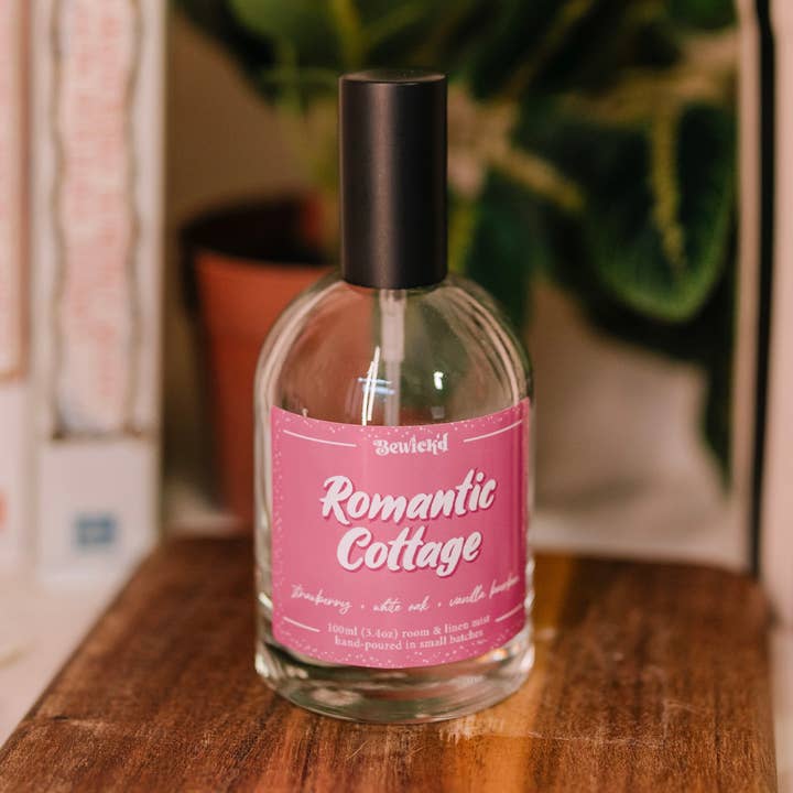 Spray d'ambiance Cottage Romantique - Parfum de Luxe Inspiré par les Livres pour la vente par Bewick'd Studio