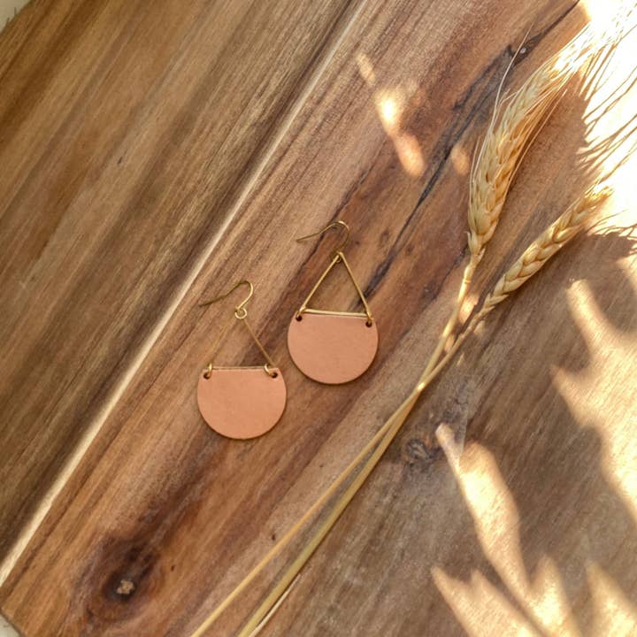 Handgefertigte Lederohrringe Desert Moon, Natur für den Großhandel von Rux Leather