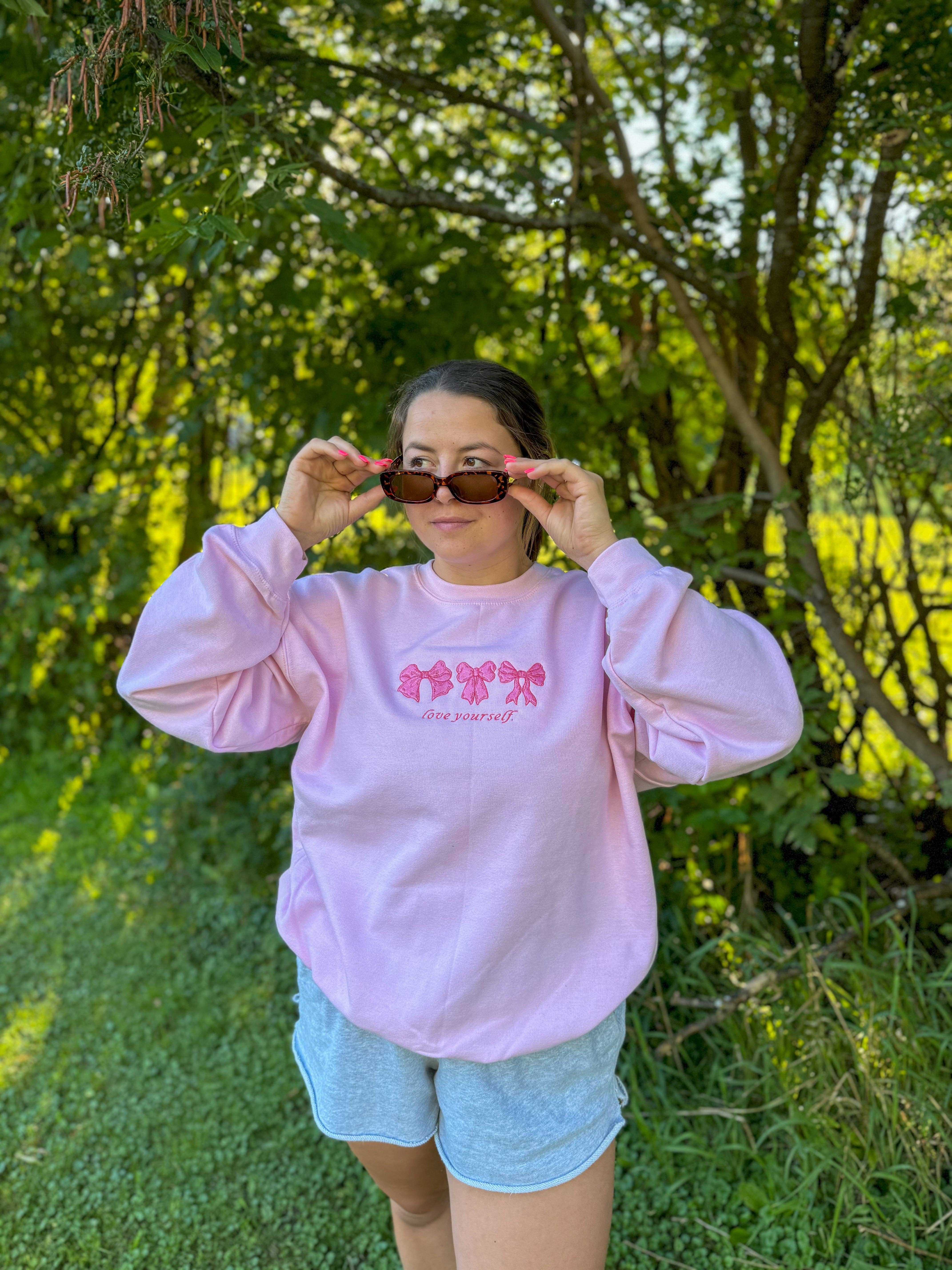 Brenna M & Co – Großhandel Sweatshirt – Unisex – Love Yourself Mental Health Rundhalsausschnitt mit bestickter Schleife1