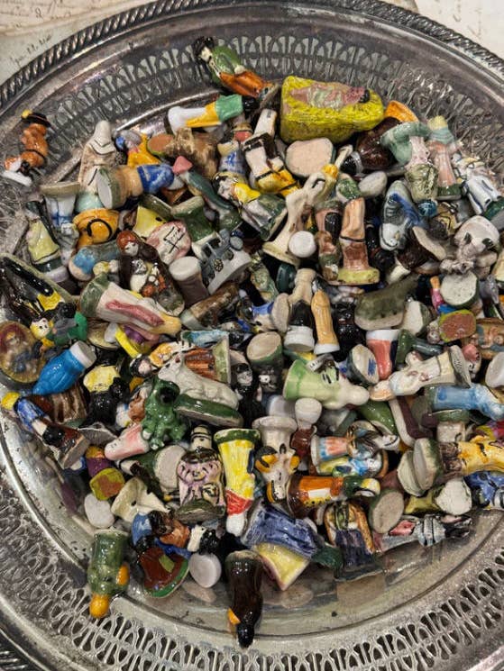 100 st franska fèves och santons för wholesale av Monahan Papers