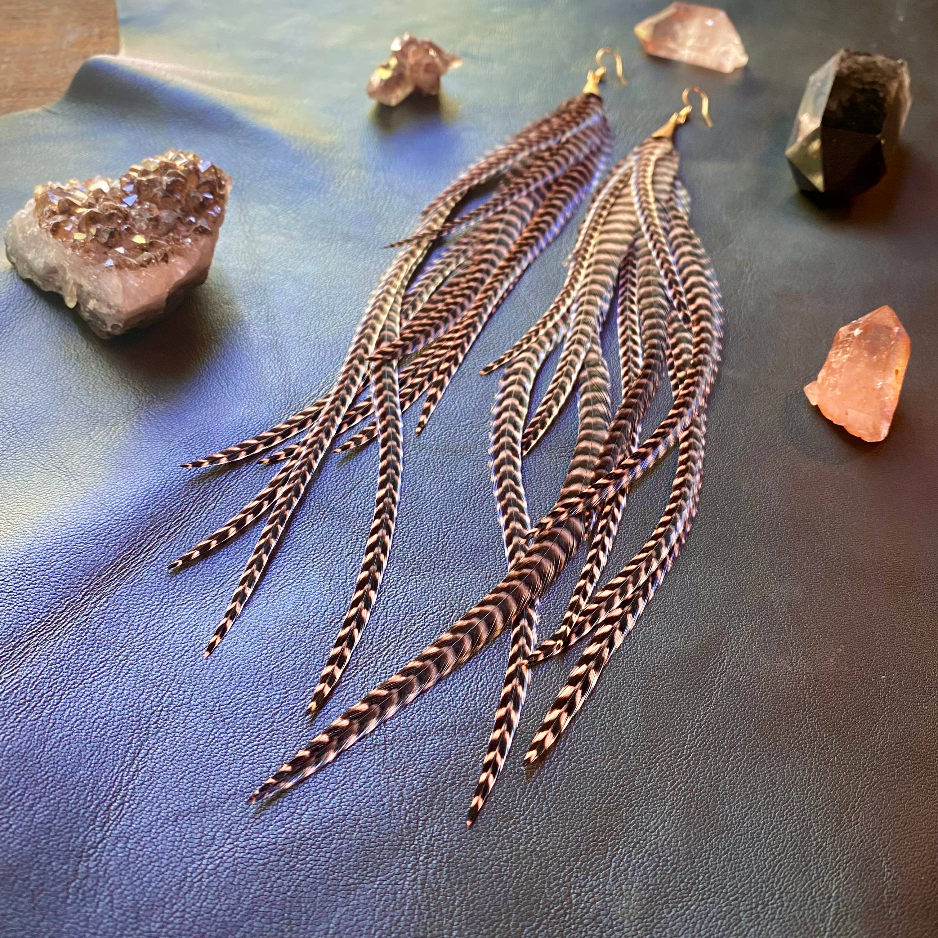 ASTALI – Großhandel Quasten-Ohrring – Lange Ohrringe mit Federn und Kegel — Coral Grizzly/Gold, Western3