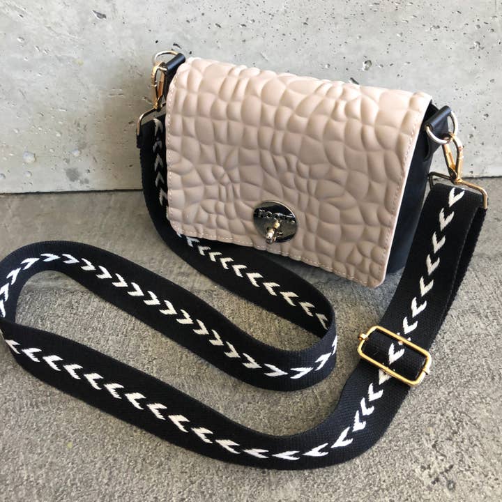 Latte auf Schwarz mit Boho-Federband für den Großhandel von Moost Bags