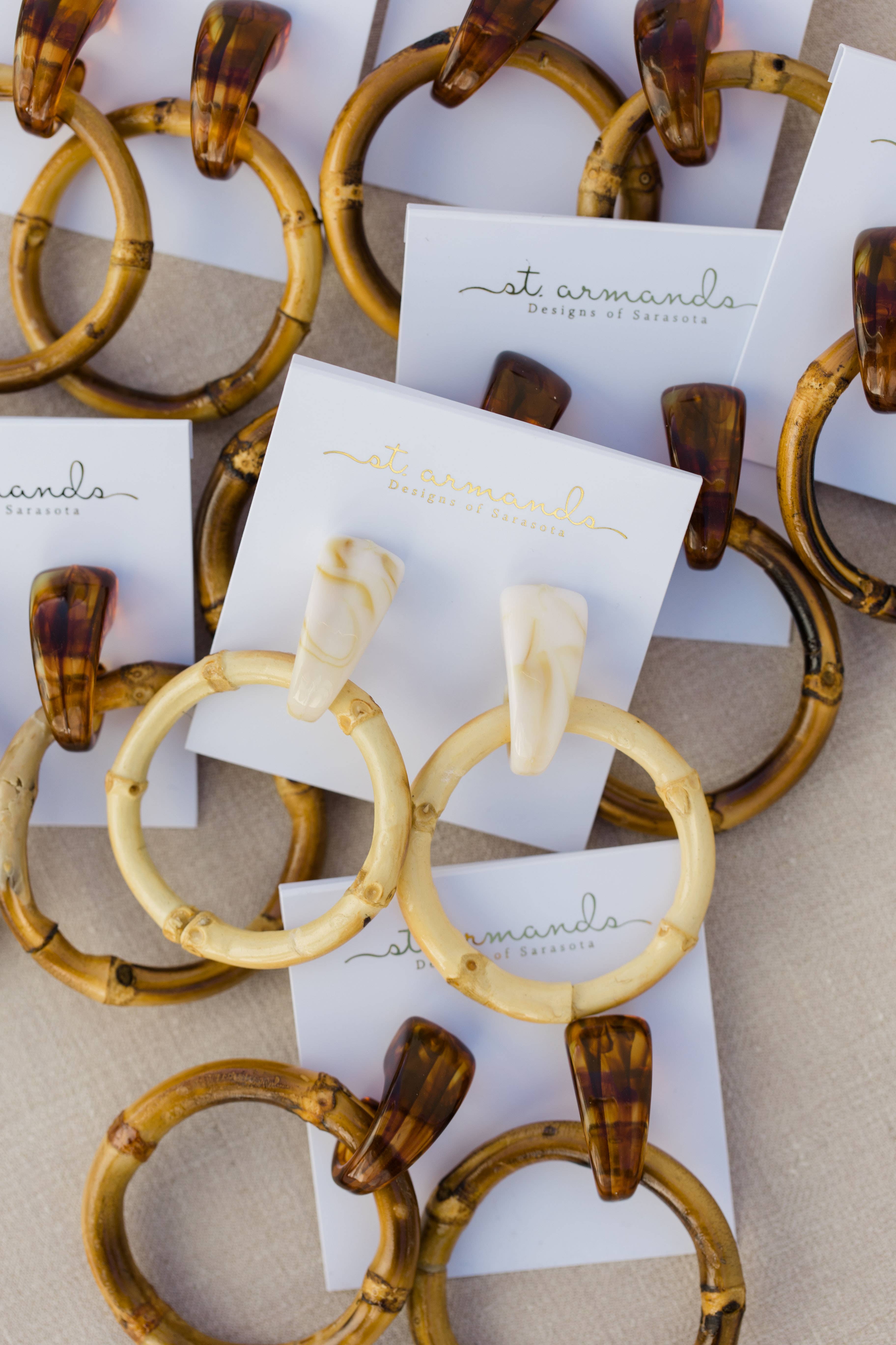 St Armands Designs of Sarasota - Vendita all'ingrosso Orecchini pendenti - Orecchini pendenti in bambù marrone chiaro4