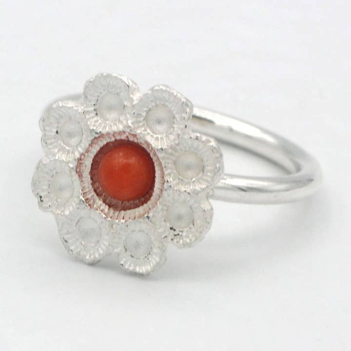 Anillo de nudo de Zelanda de oro con coral rojo para venta al por mayor de Hester Zagt Sieraden