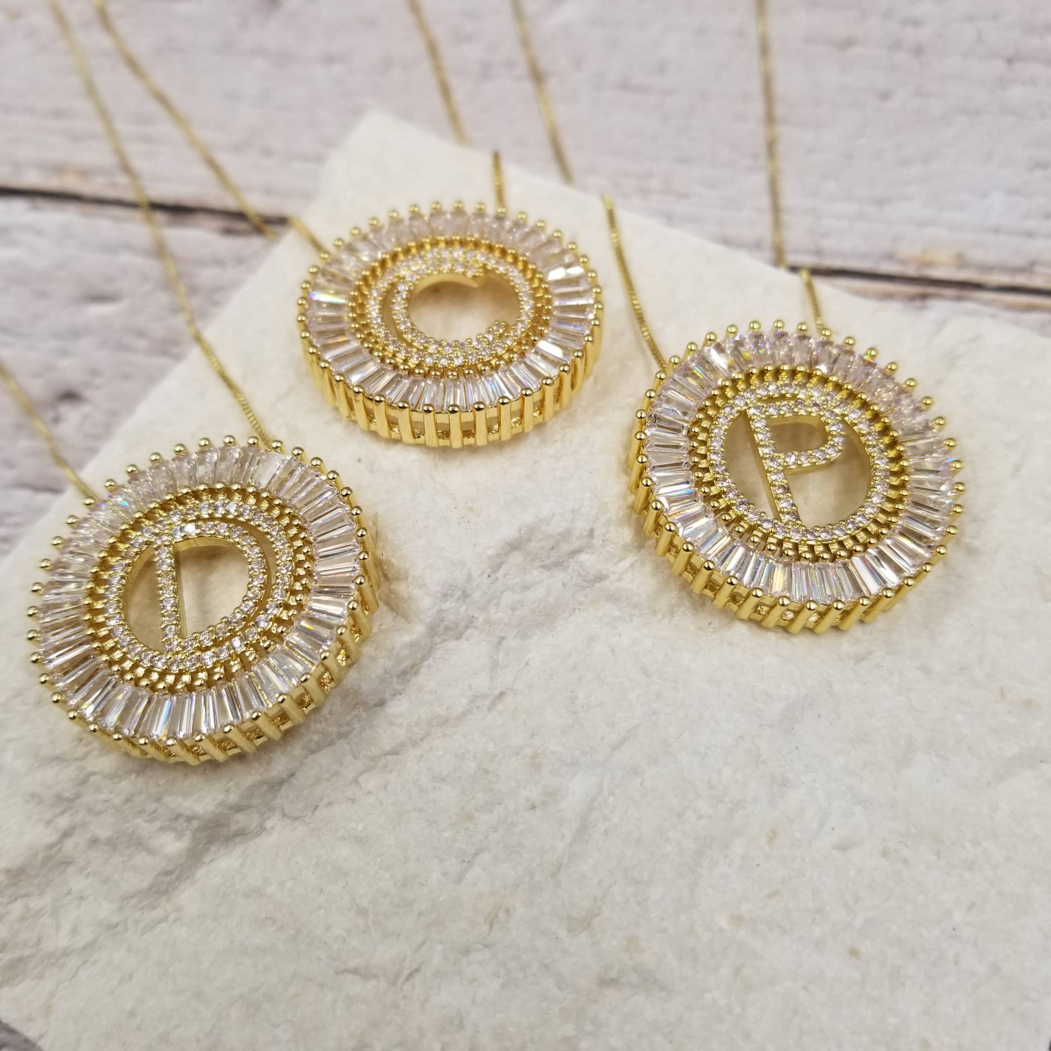 Treasure Wholesale – Colar pingente/pendente por atacado – Colar Sunburst com pingente inicial1