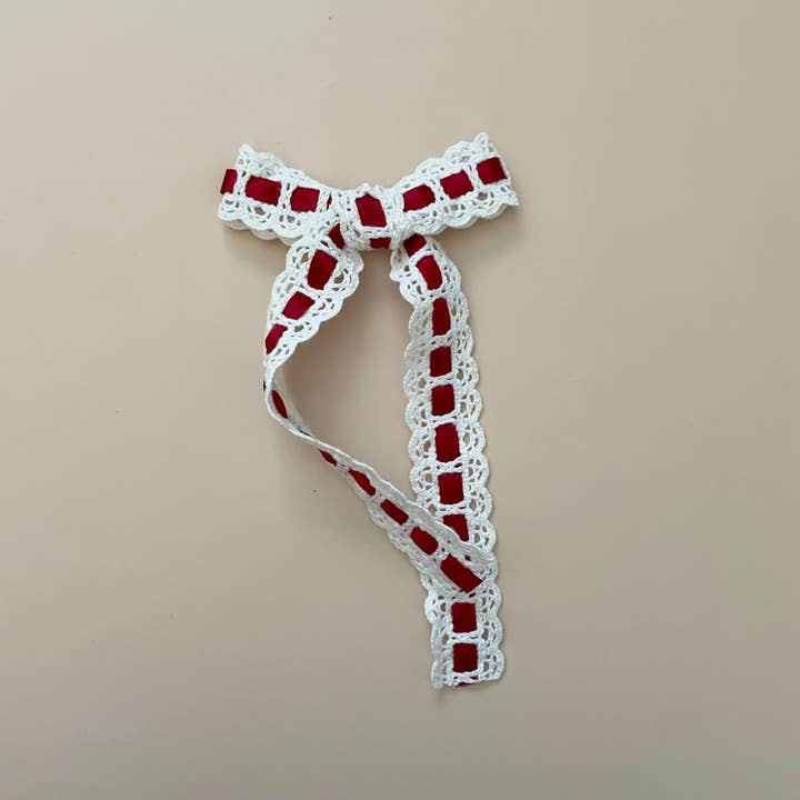 nœud à longue queue en dentelle rouge et blanche pour la vente par Mai & I