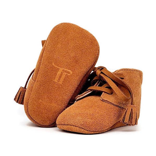 Chaussures de berceau pour bébé - Tan Suede + Tassel pour la vente par Tippy Tot Shoes