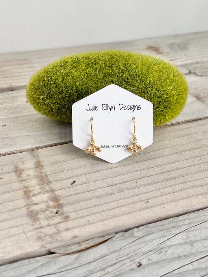 Orecchini Tiny Gold Bee per la vendita all'ingrosso da parte di Julie Ellyn Designs